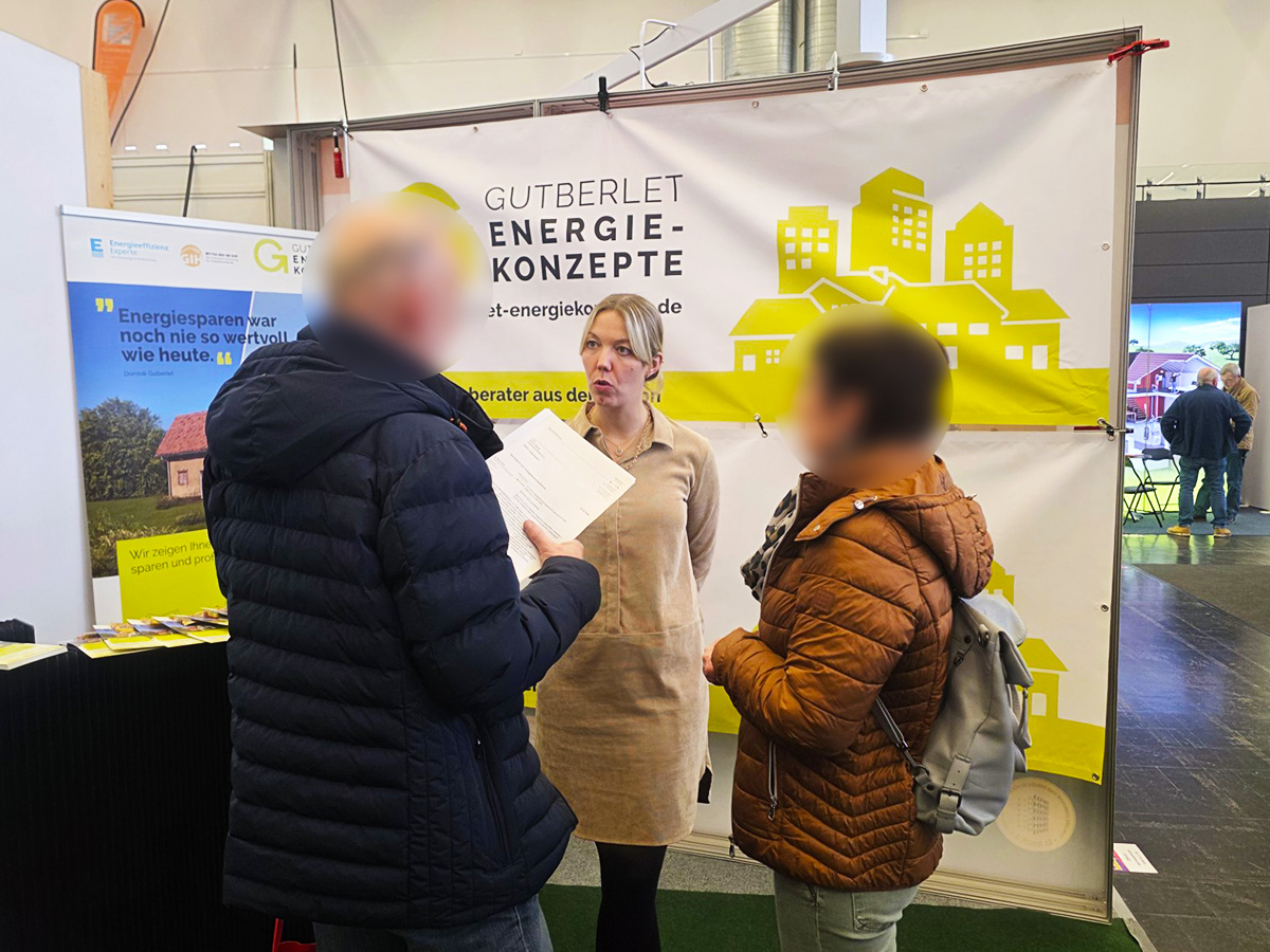 Individuelle Beratung rund um Energieeffizienz und Sanierung am Stand von Gutberlet Energiekonzepte.