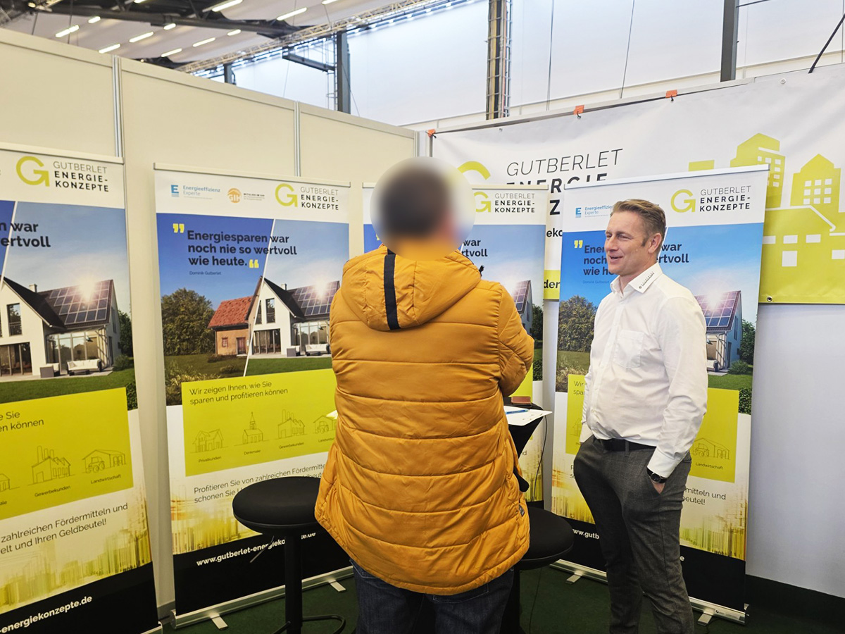 Fritz Müllerschön (Gutberlet Energiekonzepte) im Beratungsgespräch mit einem Messebesucher.